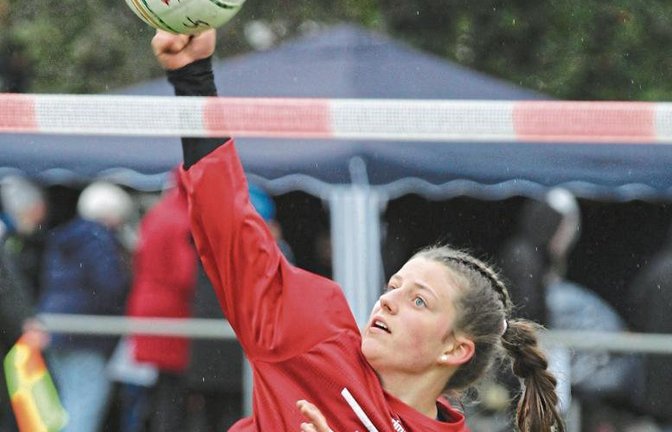 Als Angreiferin bei den Faustballerinnen des TV Vaihingen (links) trägt Klara Kilpper viel Verantwortung. Bei den Handballerinnen des HC Metter-Enz kommt die 16-jährige Auricherin in der Regel als Kreisläuferin zum Einsatz. Fotos: Nachreiner