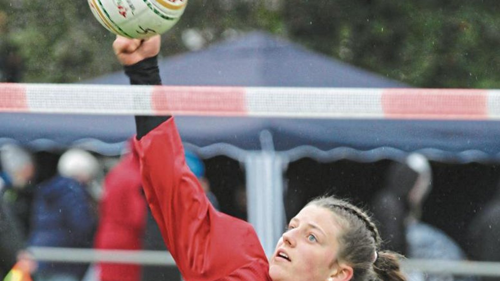 Als Angreiferin bei den Faustballerinnen des TV Vaihingen (links) trägt Klara Kilpper viel Verantwortung. Bei den Handballerinnen des HC Metter-Enz kommt die 16-jährige Auricherin in der Regel als Kreisläuferin zum Einsatz. Fotos: Nachreiner Als Angreiferin bei den Faustballerinnen des TV Vaihingen (links) trägt Klara Kilpper viel Verantwortung. Bei den Handballerinnen des HC Metter-Enz kommt die 16-jährige Auricherin in der Regel als Kreisläuferin zum Einsatz. Fotos: Nachreiner