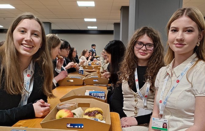 Kurze Essenpause für die Schülerinnen in Den Haag. <span class='image-autor'>Foto: p</span>