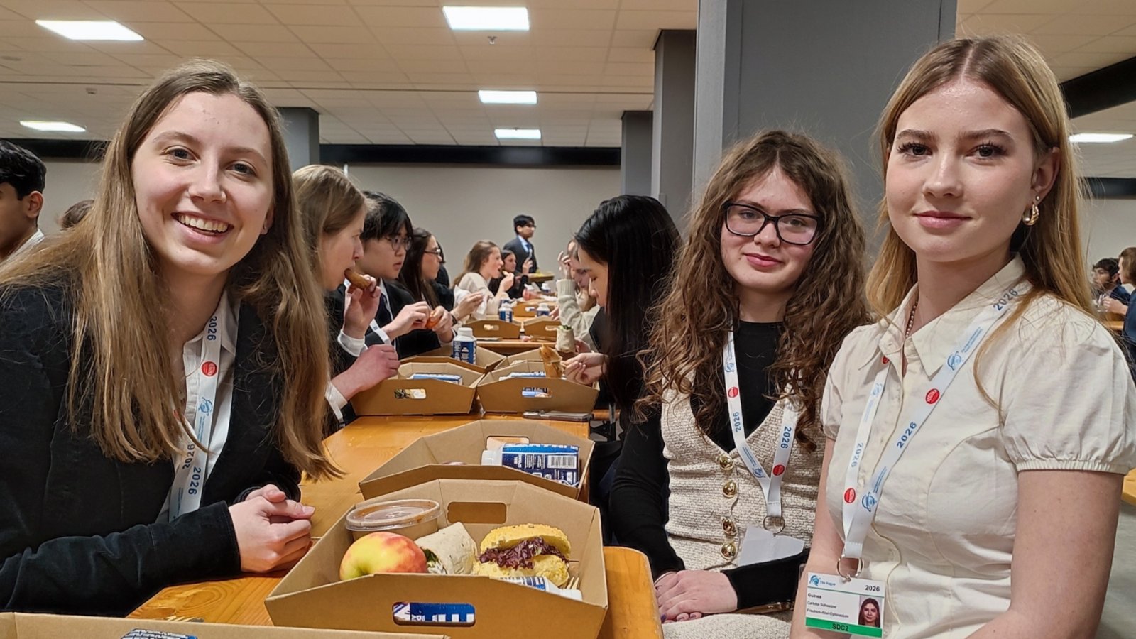 Kurze Essenpause für die Schülerinnen in Den Haag. Foto: p