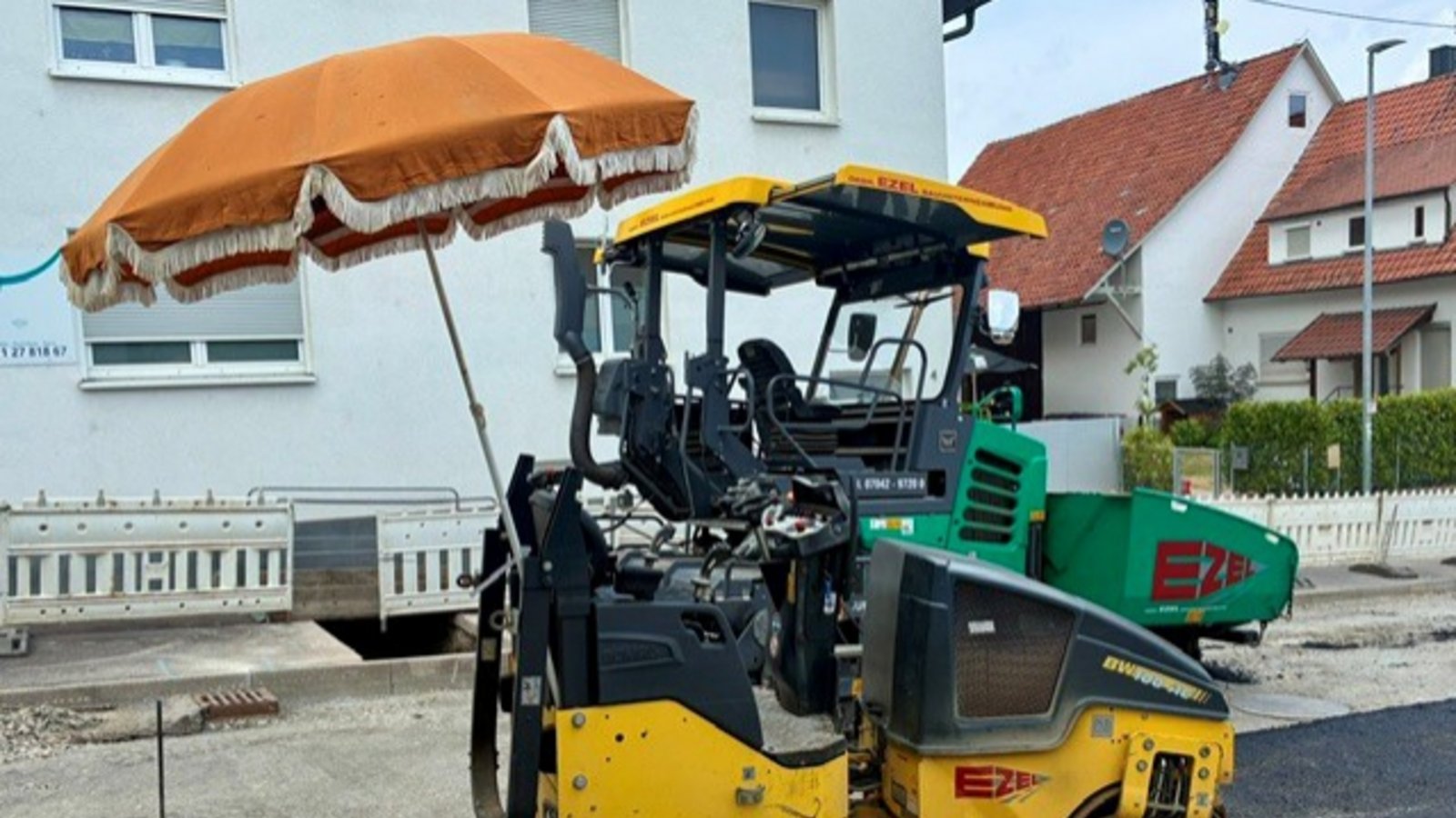 Als „kreative Lösung zur Umsetzung des Hitzeaktionsplans“ bezeichnet Barbara Ispanovits diesen Sonnenschutz an einem Bagger in Nussdorf. Fotografiert hat die Szene ihr Mann.