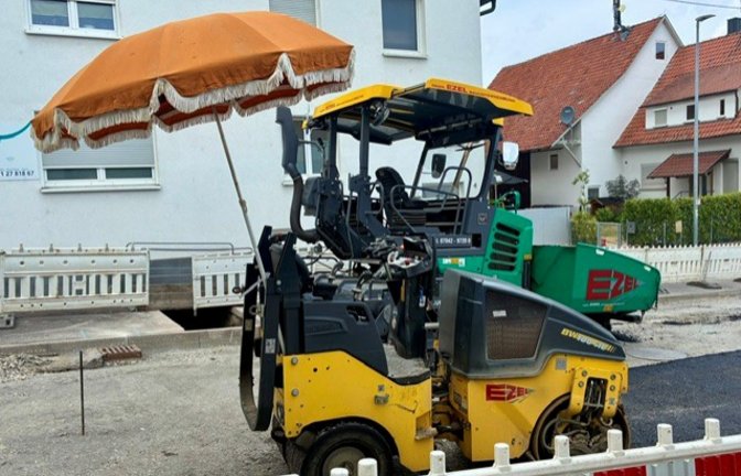 Als „kreative Lösung zur Umsetzung des Hitzeaktionsplans“ bezeichnet Barbara Ispanovits diesen Sonnenschutz an einem Bagger in Nussdorf. Fotografiert hat die Szene ihr Mann.
