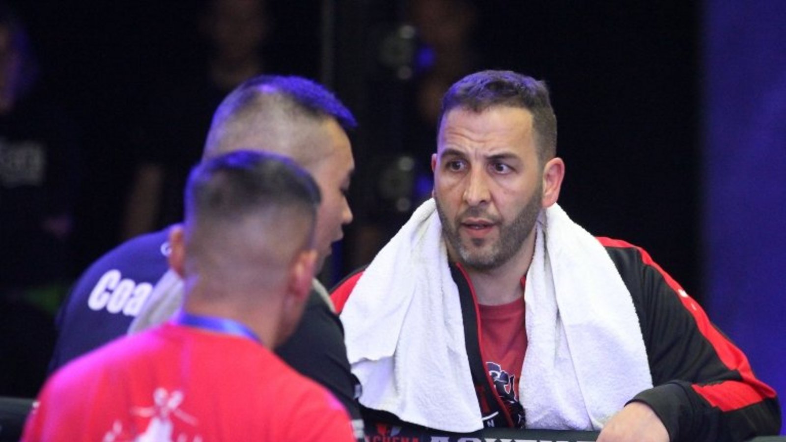 Gibt auch am Ring klare Anweisungen: Trainer und Organisator Amin Shakshir (rechts).