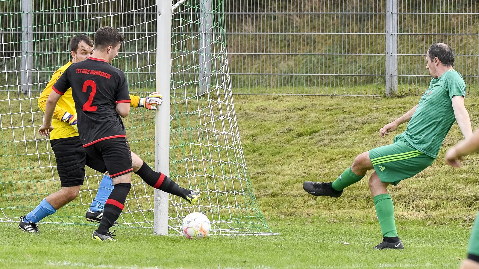 Benjamin Rapp (rechts) schiebt den Ball zum 5:0 ins Tor des TSV Wiernsheim II. Am Ende steht ein 12:0-Erfolg des SV Iptingen im zweiten Spiel der Punkterunde. Foto: Leitner