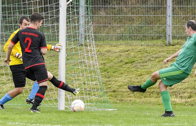 Benjamin Rapp (rechts) schiebt den Ball zum 5:0 ins Tor des TSV Wiernsheim II. Am Ende steht ein 12:0-Erfolg des SV Iptingen im zweiten Spiel der Punkterunde. <span class='image-autor'>Foto: Leitner</span>