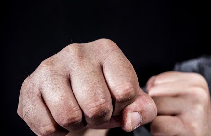 Zwei Männer sind am Sonntagfrüh in Illertissen bei einer Prügelei verletzt worden.<span class='image-autor'>Rainer Fuhrmann –­ stock.adobe.com</span>