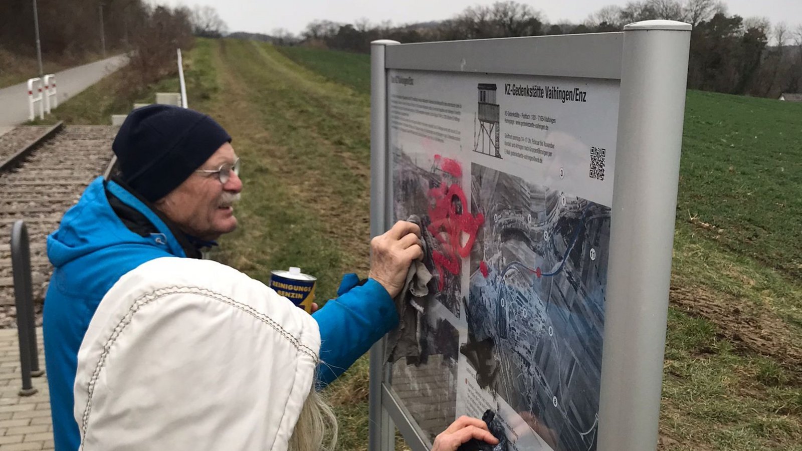 Mitglieder der KZ- Gedenkstätte Vaihingen müssen zum wiederholten Mal die Schmierereien auf den Info-Tafeln des Vereins beseitigen.  Foto: p