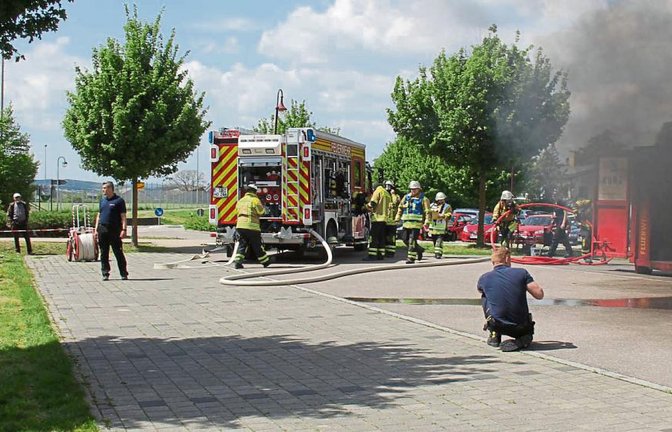 Am Sonntag demonstrierte die Feuerwehr Hochdorf dem interessierten Publikum das Löschen eines Wohnzimmerbrands, den die Feuerwehrleute im Übungscontainer simulierten. Fotos: Elsässer/p