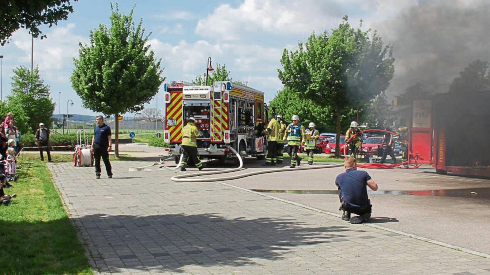 Am Sonntag demonstrierte die Feuerwehr Hochdorf dem interessierten Publikum das Löschen eines Wohnzimmerbrands, den die Feuerwehrleute im Übungscontainer simulierten. Fotos: Elsässer/p Am Sonntag demonstrierte die Feuerwehr Hochdorf dem interessierten Publikum das Löschen eines Wohnzimmerbrands, den die Feuerwehrleute im Übungscontainer simulierten. Fotos: Elsässer/p