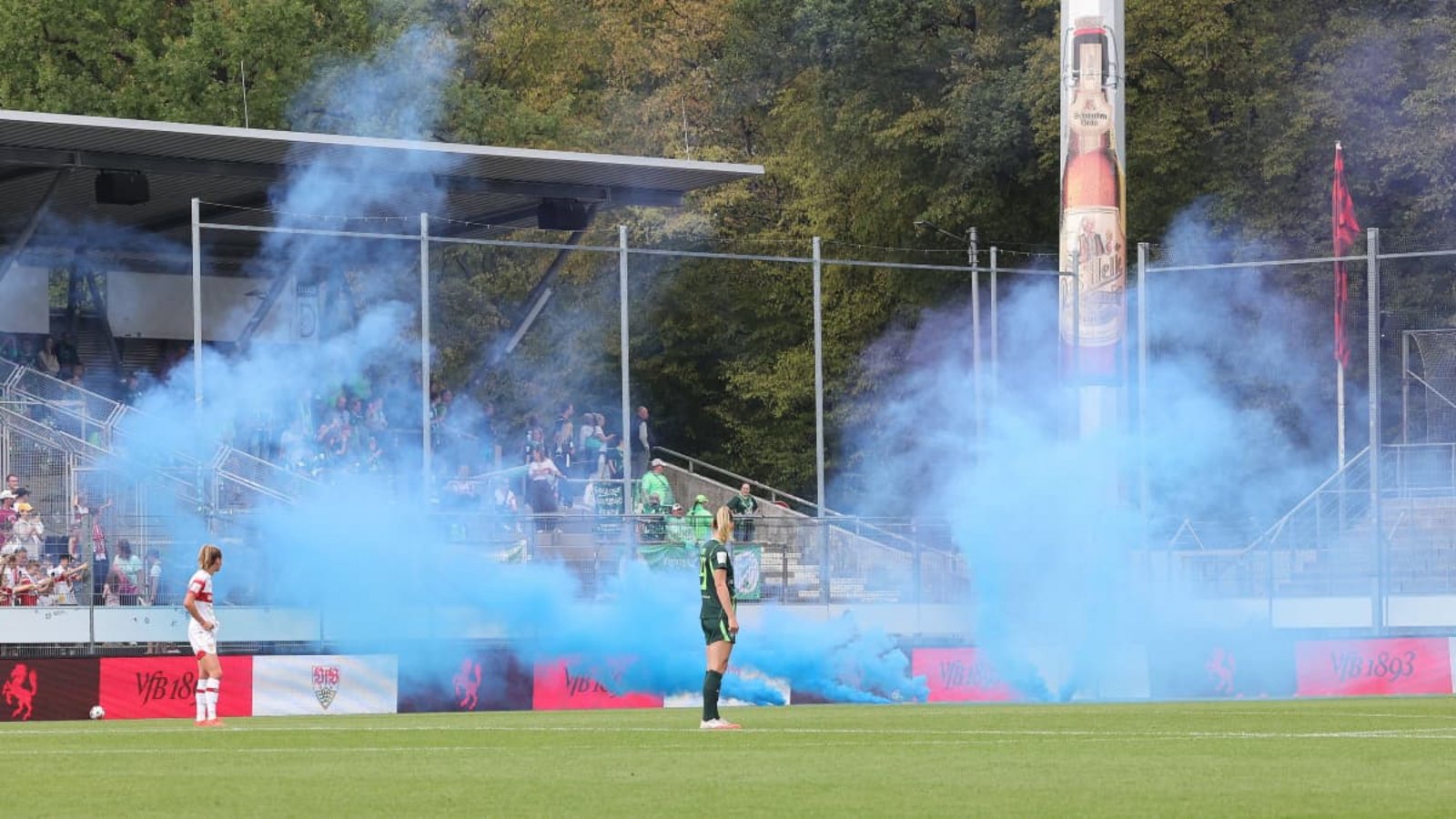 Blaue Rauchfahnen vor dem Block der Wolfsburg-Fans im Gazi-StadionBaumann Blaue Rauchfahnen vor dem Block der Wolfsburg-Fans im Gazi-StadionBaumann