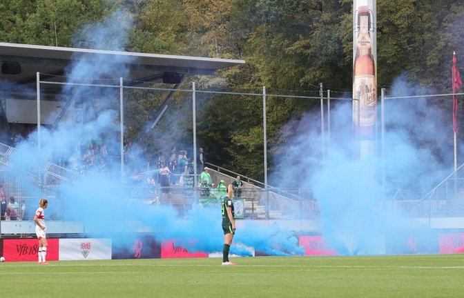 Blaue Rauchfahnen vor dem Block der Wolfsburg-Fans im Gazi-Stadion<span class='image-autor'>Baumann</span>