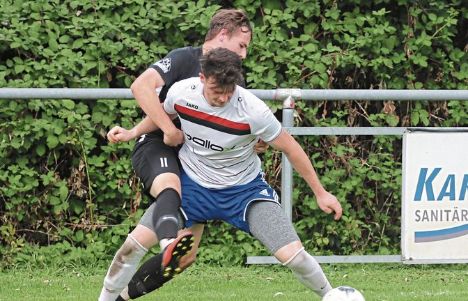 Wenn der SVR gefährlich wurde, war meist Marcel Rähmer (links) involviert. Die Riexinger Abwehr um Sven Hermann (rechts) hatte den Rieter aber in der Regel unter Kontrolle. Foto: Nachreiner