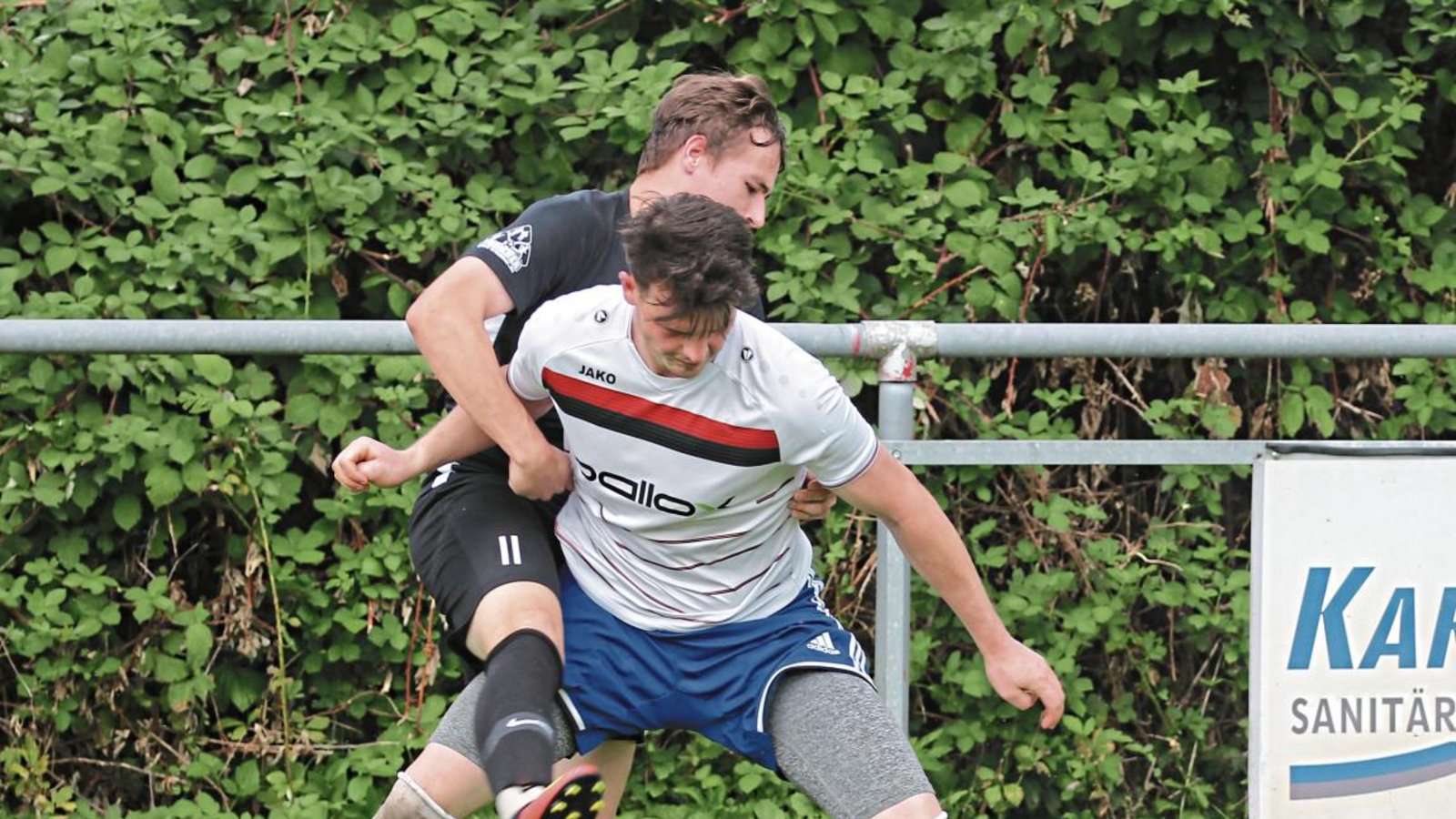Wenn der SVR gefährlich wurde, war meist Marcel Rähmer (links) involviert. Die Riexinger Abwehr um Sven Hermann (rechts) hatte den Rieter aber in der Regel unter Kontrolle. Foto: Nachreiner Wenn der SVR gefährlich wurde, war meist Marcel Rähmer (links) involviert. Die Riexinger Abwehr um Sven Hermann (rechts) hatte den Rieter aber in der Regel unter Kontrolle. Foto: Nachreiner