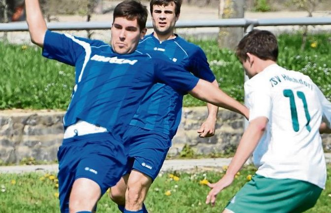 Nussdorfs Christian Späth (links) muss sich hier ganz schön lang machen, um den Ball vor Hochdorfs Matthias Streule abzufangen. Foto: Leitner