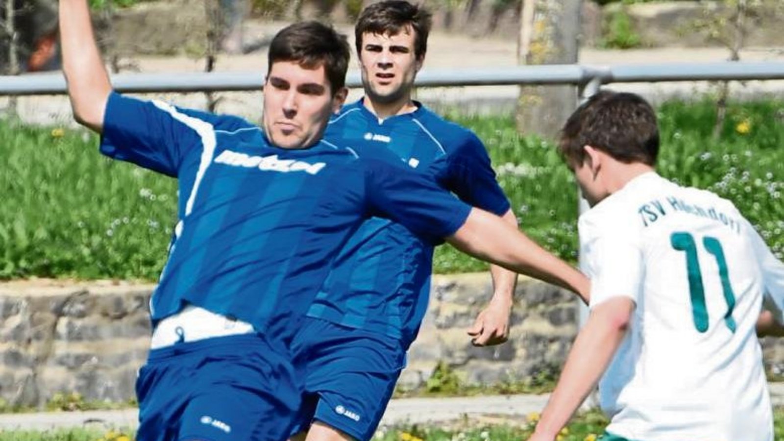 Nussdorfs Christian Späth (links) muss sich hier ganz schön lang machen, um den Ball vor Hochdorfs Matthias Streule abzufangen. Foto: Leitner Nussdorfs Christian Späth (links) muss sich hier ganz schön lang machen, um den Ball vor Hochdorfs Matthias Streule abzufangen. Foto: Leitner