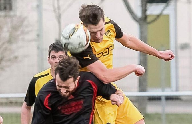 Ob Jakob Nabrotzki (unten, hier im Kopfballduell mit Hohenhaslachs Daniel Nissan) am Sonntag schon wieder für Großglattbach spielen kann, entscheidet sich kurzfristig. Foto: Simecek