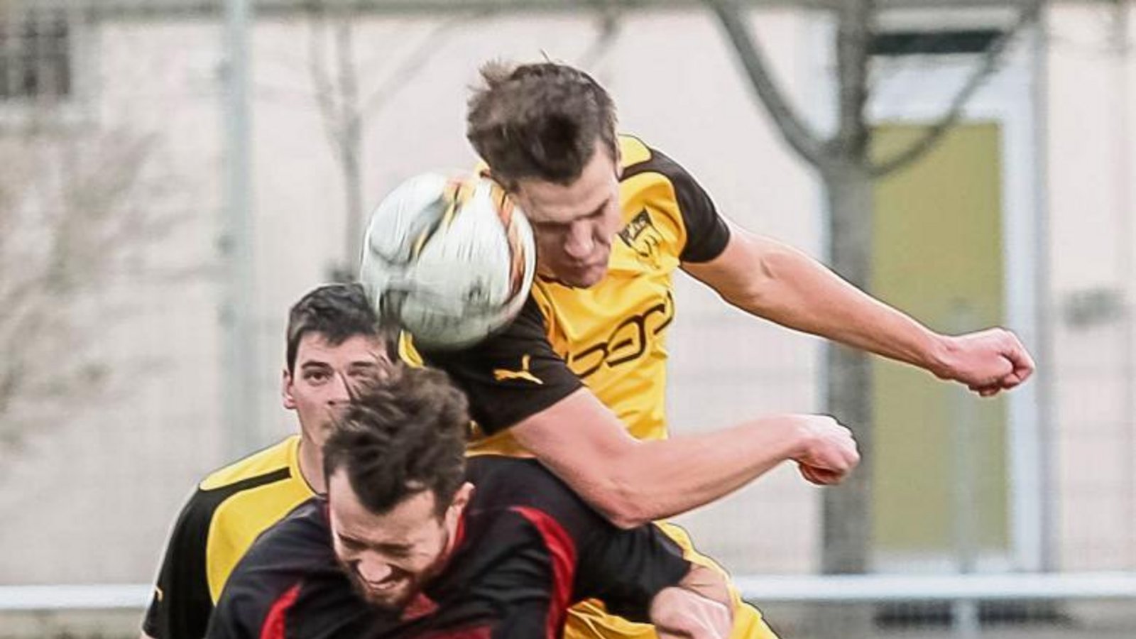 Ob Jakob Nabrotzki (unten, hier im Kopfballduell mit Hohenhaslachs Daniel Nissan) am Sonntag schon wieder für Großglattbach spielen kann, entscheidet sich kurzfristig. Foto: Simecek Ob Jakob Nabrotzki (unten, hier im Kopfballduell mit Hohenhaslachs Daniel Nissan) am Sonntag schon wieder für Großglattbach spielen kann, entscheidet sich kurzfristig. Foto: Simecek
