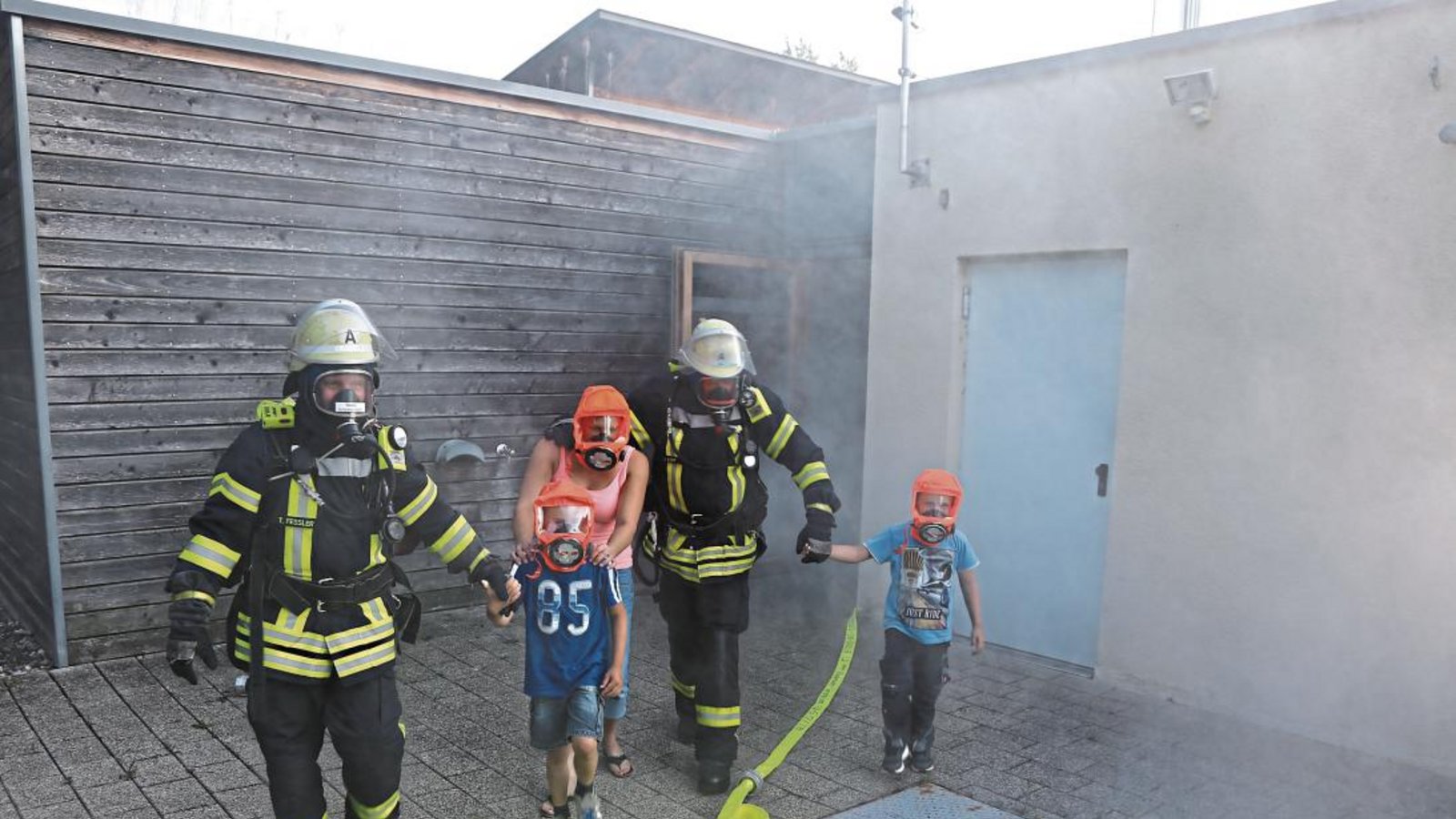 Die Feuerwehr „rettet“ die Kinder aus dem Luggeleskindergarten. Foto: p