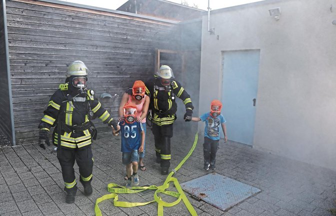 Die Feuerwehr „rettet“ die Kinder aus dem Luggeleskindergarten. Foto: p
