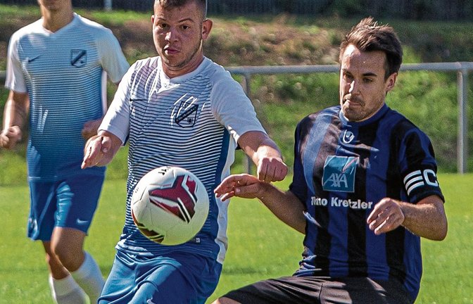 Der SV Illingen (rechts Andre Wagner) darf am 19. Juli wieder zu einem Pflichtspiel auflaufen. Im Viertelfinale des Bezirkspokals hat er den Lokalrivalen TSV Phönix Lomersheim zu Gast. Foto: Bürkle