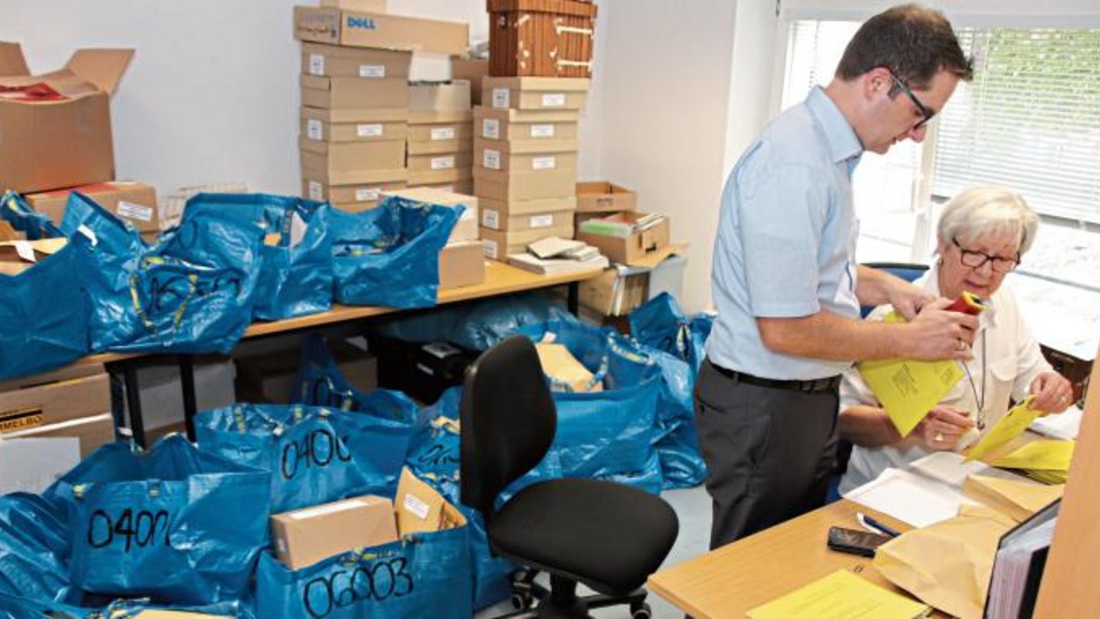 Barbara Leibbrand und Matthias Volk bei der Prüfung der Vaihinger Briefwahlsendungen.
