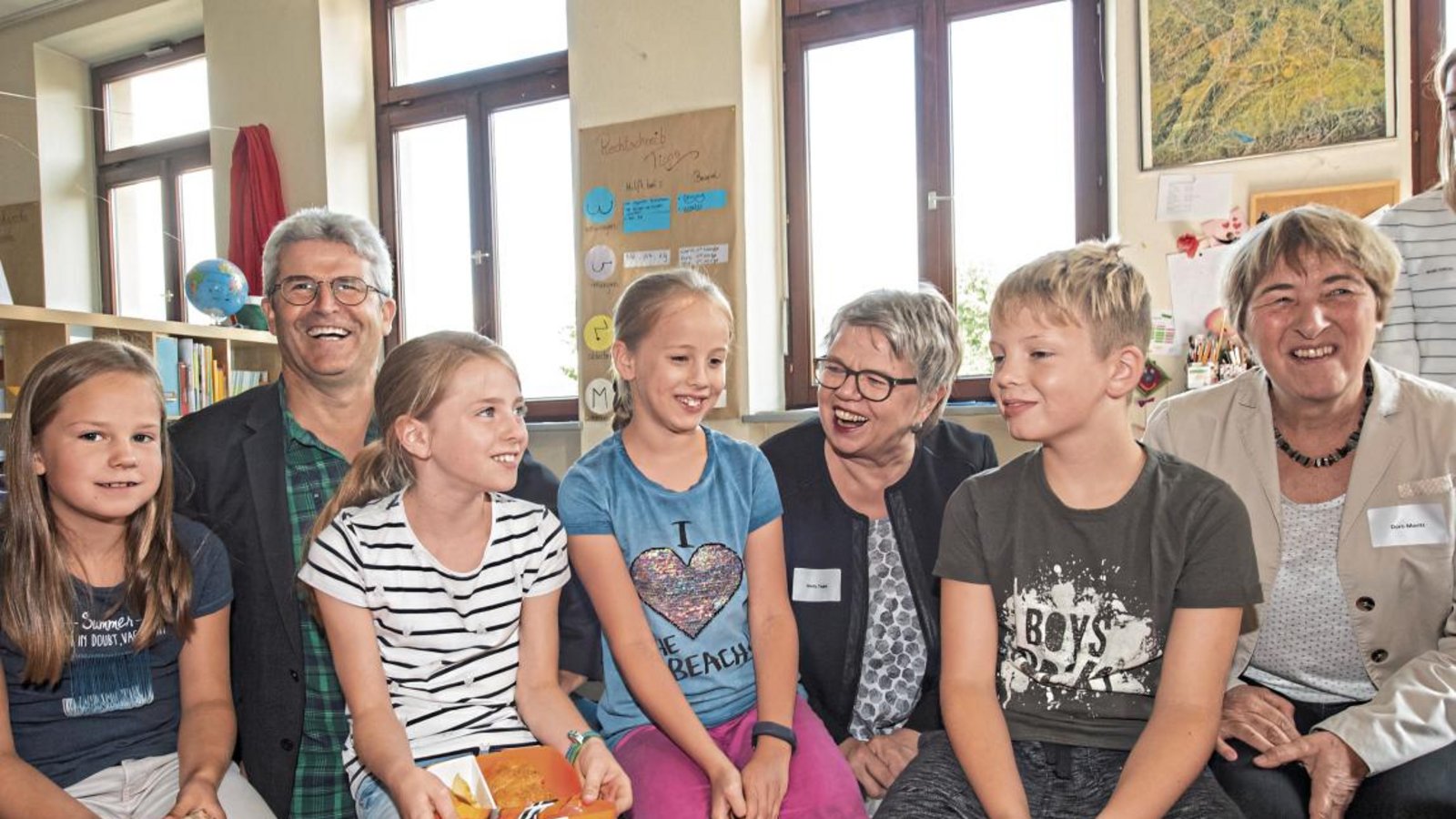 Die Bundesvorsitzende der Gewerkschaft Erziehung und Wissenschaft, Marlis Tepe (Mitte), besuchte zusammen mit ihrer Kollegin aus dem Land Doro Moritz (rechts) auch die Klasse 3b der Kirbachschule. Links: Schulleiter Rainer Graef. Foto: Kalb Die Bundesvorsitzende der Gewerkschaft Erziehung und Wissenschaft, Marlis Tepe (Mitte), besuchte zusammen mit ihrer Kollegin aus dem Land Doro Moritz (rechts) auch die Klasse 3b der Kirbachschule. Links: Schulleiter Rainer Graef. Foto: Kalb