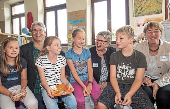 Die Bundesvorsitzende der Gewerkschaft Erziehung und Wissenschaft, Marlis Tepe (Mitte), besuchte zusammen mit ihrer Kollegin aus dem Land Doro Moritz (rechts) auch die Klasse 3b der Kirbachschule. Links: Schulleiter Rainer Graef. Foto: Kalb