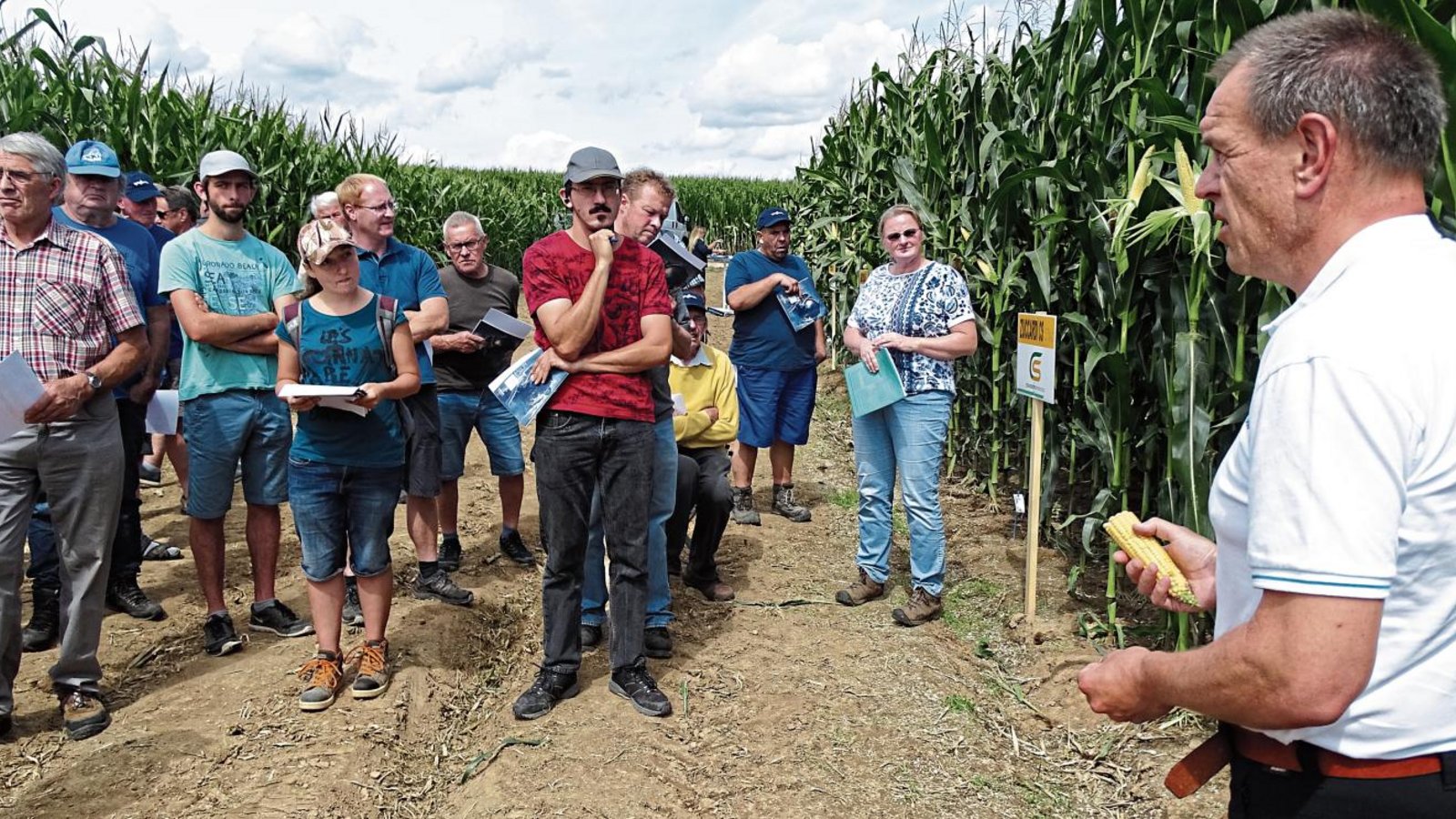Vertreter der Agrarkonzerne preisen den Landwirten die neuesten Maissorten an. Foto: msc Vertreter der Agrarkonzerne preisen den Landwirten die neuesten Maissorten an. Foto: msc