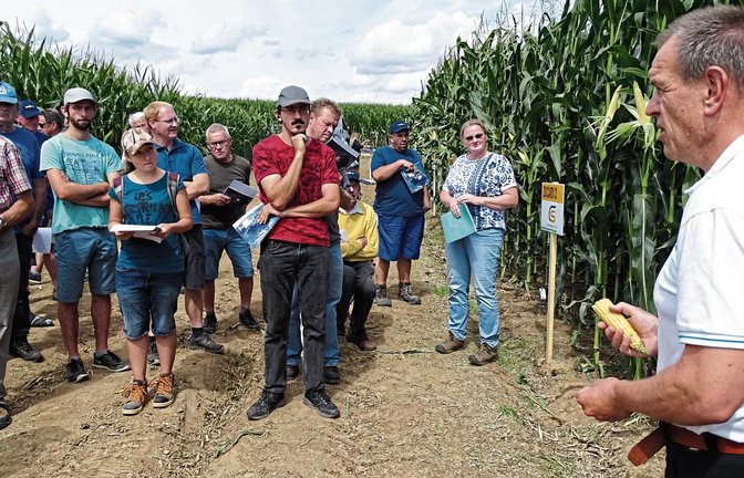 Vertreter der Agrarkonzerne preisen den Landwirten die neuesten Maissorten an.  Foto: msc