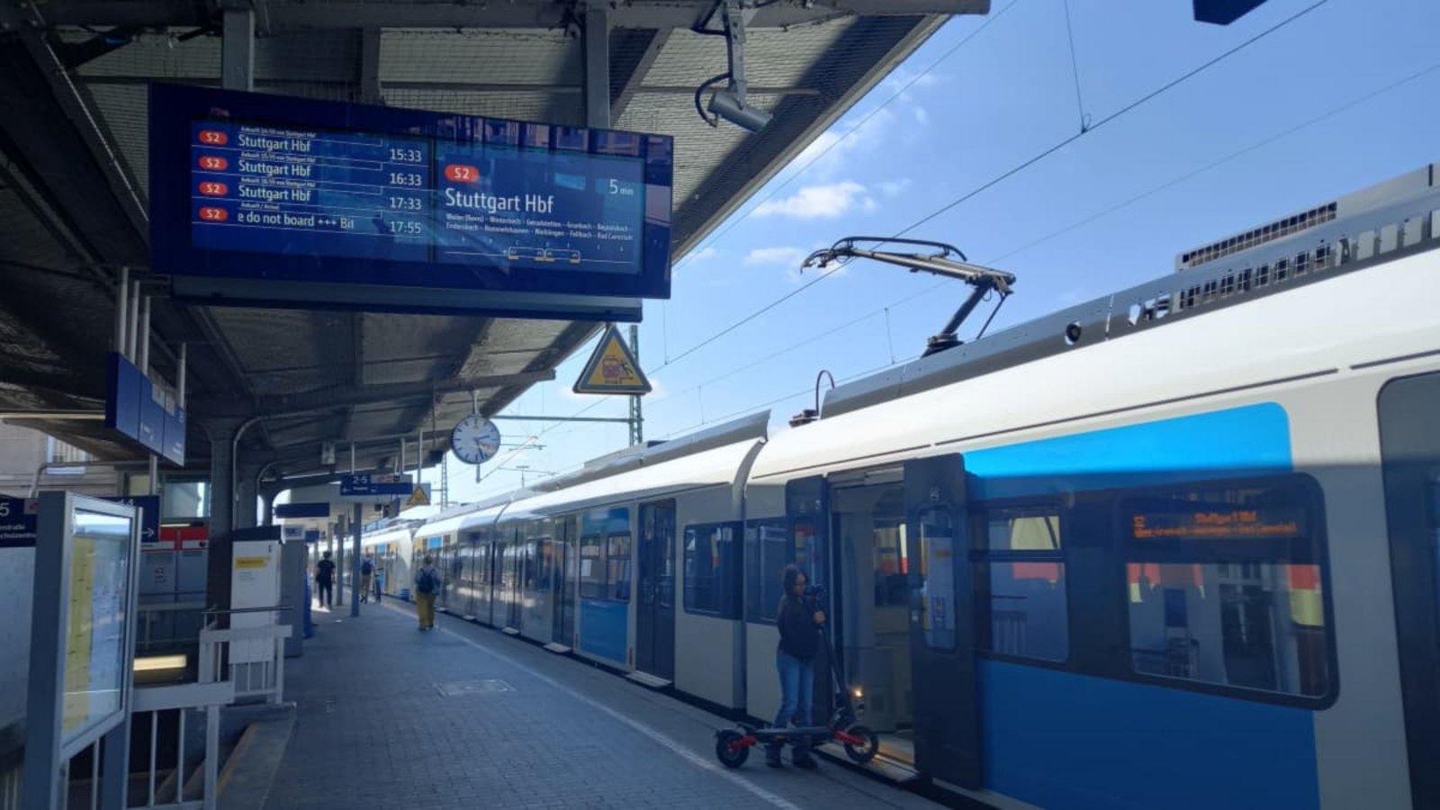 Die S2 fährt wegen der Stammstreckensperrung derzeit von Schorndorf aus nur bis zum Stuttgarter Hauptbahnhof oben.Eva Schäfer Die S2 fährt wegen der Stammstreckensperrung derzeit von Schorndorf aus nur bis zum Stuttgarter Hauptbahnhof oben.Eva Schäfer