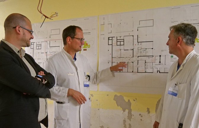 Noch existieren der modernisierte Endoskopie-Bereich nur auf dem Plan. Fabian Bunzel, Stefan Pfeiffer und René Gulden (von links) freuen sich beim Pressegespräch aber bereits auf die Fertigstellung Anfang 2025.  <span class='image-autor'>Foto: Friedrich</span>
