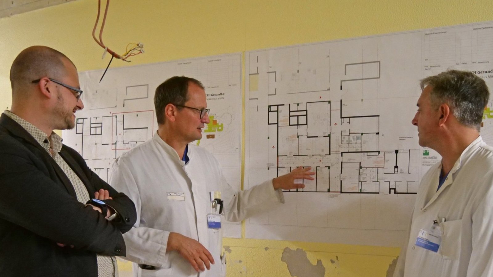 Noch existieren der modernisierte Endoskopie-Bereich nur auf dem Plan. Fabian Bunzel, Stefan Pfeiffer und René Gulden (von links) freuen sich beim Pressegespräch aber bereits auf die Fertigstellung Anfang 2025.  Foto: Friedrich
