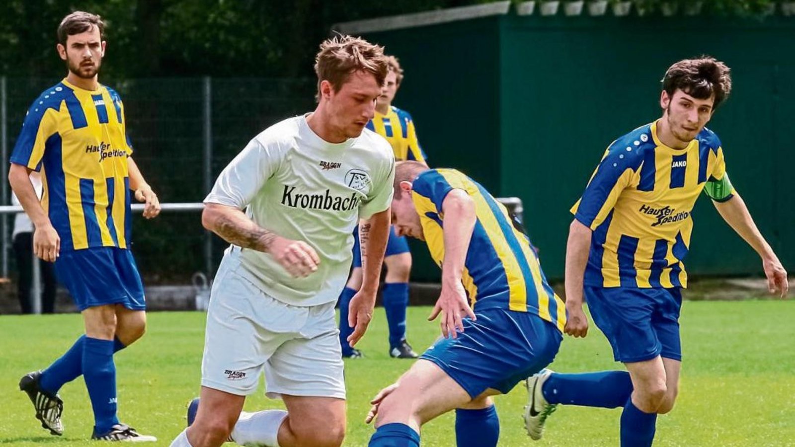 Nach Jahren in verschiedenen Staffeln der C-Liga spielen der TSV Aurich (in Weiß Daniel Heye) und der SV Riet ab sofort in der Kreisliga B 7 direkt gegeneinander. Bislang gab es das Derby nur beim Vaihinger Stadtpokal. Foto: Simecek Nach Jahren in verschiedenen Staffeln der C-Liga spielen der TSV Aurich (in Weiß Daniel Heye) und der SV Riet ab sofort in der Kreisliga B 7 direkt gegeneinander. Bislang gab es das Derby nur beim Vaihinger Stadtpokal. Foto: Simecek