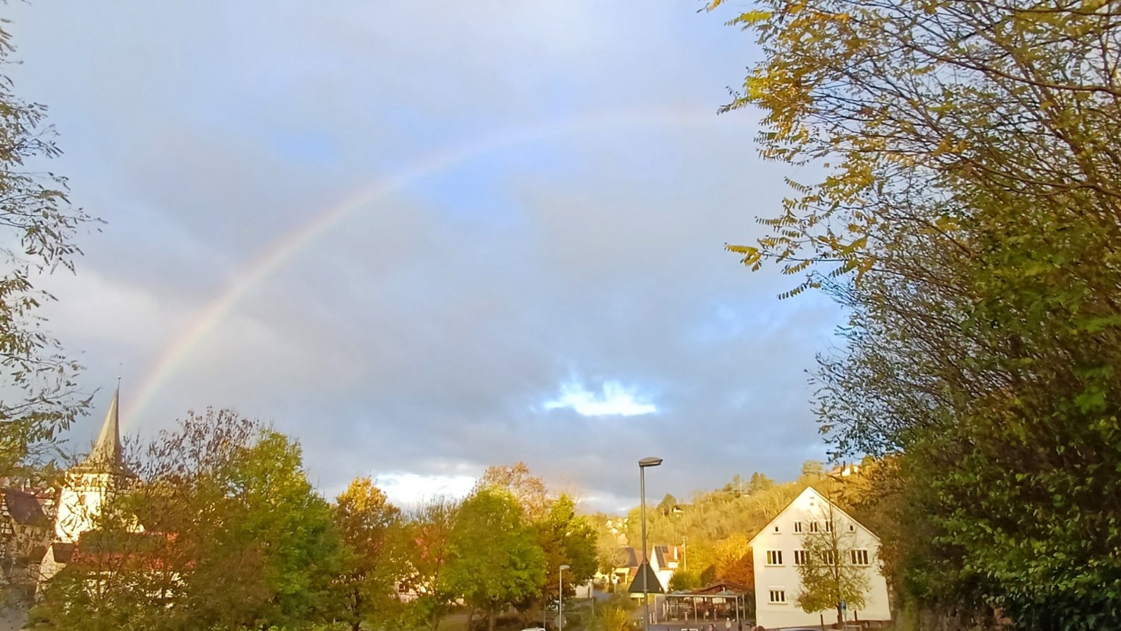 Gestern versüßte zum zweiten Mal in Folge ein Regenbogen den Morgen, hier in Aurich. sr