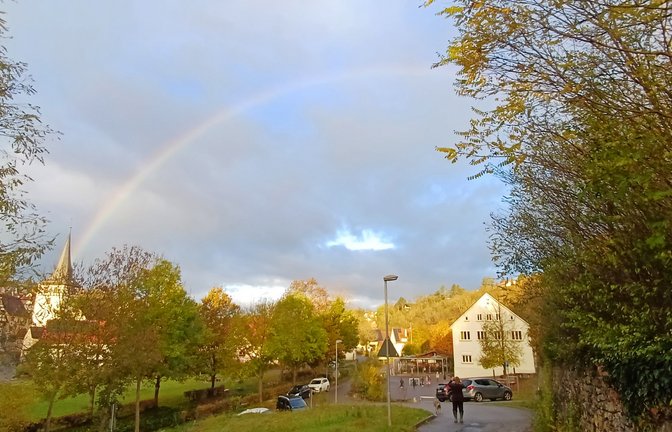 Gestern versüßte zum zweiten Mal in Folge ein Regenbogen den Morgen, hier in Aurich. sr