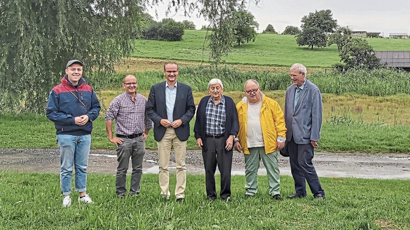 Lokaltermin am Wullesee (im Hintergrund): Von rechts Kreisrat Dr. Peter Napiwotzky, Fraktionsvorsitzender Günter Bächle, Ehrenvorsitzender Hermann Fasching, Bundestagsabgeordneter Gunther Krichbaum, Bürgermeister Winfried Abicht und Stadtrat Johannes Bächle. Foto: p Lokaltermin am Wullesee (im Hintergrund): Von rechts Kreisrat Dr. Peter Napiwotzky, Fraktionsvorsitzender Günter Bächle, Ehrenvorsitzender Hermann Fasching, Bundestagsabgeordneter Gunther Krichbaum, Bürgermeister Winfried Abicht und Stadtrat Johannes Bächle. Foto: p