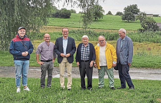 Lokaltermin am Wullesee (im Hintergrund): Von rechts Kreisrat Dr. Peter Napiwotzky, Fraktionsvorsitzender Günter Bächle, Ehrenvorsitzender Hermann Fasching, Bundestagsabgeordneter Gunther Krichbaum, Bürgermeister Winfried Abicht und Stadtrat Johannes Bächle.  Foto: p