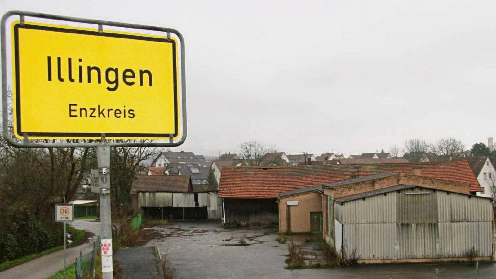 Für dieses Gelände – hier aus Richtung B 10 kommend fotografiert – haben Investoren eine Bauvoranfrage für einen Drogeriemarkt gestellt. Morgen wird darüber im Gemeinderat beraten. Fotos: Rostek Für dieses Gelände – hier aus Richtung B 10 kommend fotografiert – haben Investoren eine Bauvoranfrage für einen Drogeriemarkt gestellt. Morgen wird darüber im Gemeinderat beraten. Fotos: Rostek