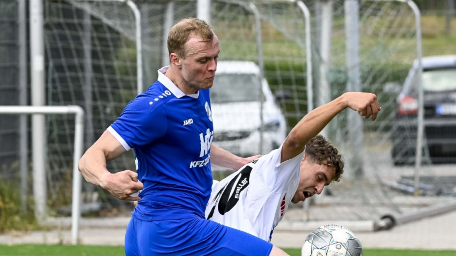 SGM Hohenhaslach Freudental (weißer Dress) - TSV Botenheim, 3:5, 19.07.2026, Fußball, Männer, Kreisliga A3, Enz-Murr, Saison 2026 / 2027, Freundschaftspiel, Zweikampf um den Ball zwischen Kai Schopper (SGM SC Hohenhaslach/SV Freudental, #10) und Matthias Brunstern (TSV Botenheim, #15)