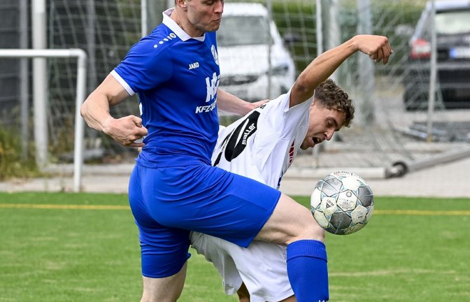 SGM Hohenhaslach Freudental (weißer Dress) - TSV Botenheim, 3:5, 19.07.2026,   Fußball, Männer, Kreisliga A3, Enz-Murr, Saison 2026 / 2027, Freundschaftspiel,  Zweikampf um den Ball zwischen Kai Schopper (SGM SC Hohenhaslach/SV Freudental, #10) und Matthias Brunstern (TSV Botenheim, #15) 
