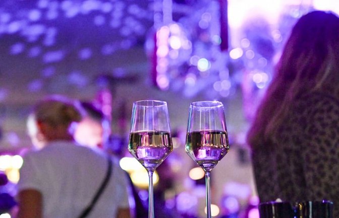 Bei Partys fließt der Alkohol. Doch sind bei plötzlichen Ausfällen wirklich K.o.-Tropfen im Spiel? (Symbolbild)<span class='image-autor'>Kalaene/dpa-tmn/dpa</span>