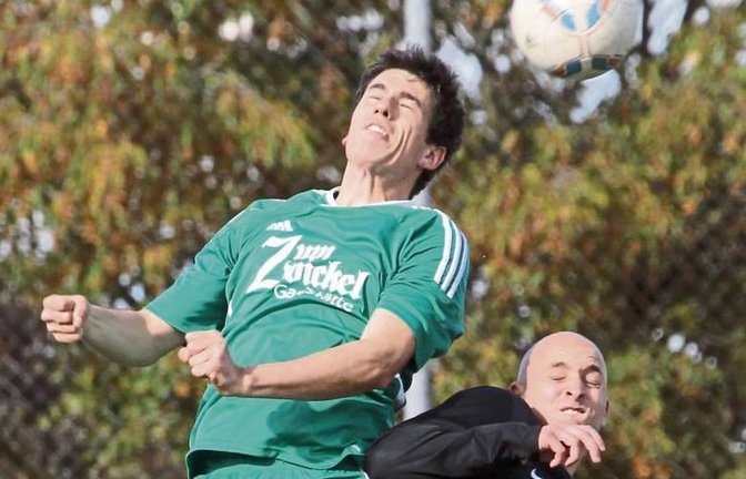Benjamin Rapp (links) und der SV Iptingen müssen sich noch ein bisschen strecken, um den direkten Klassenerhalt in der Kreisliga A 3 perfekt zu machen. Foto: Archiv/Bürkle