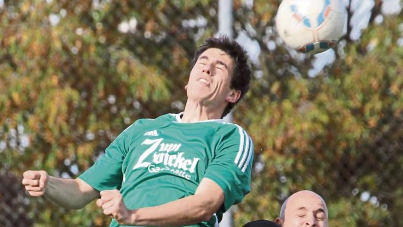 Benjamin Rapp (links) und der SV Iptingen müssen sich noch ein bisschen strecken, um den direkten Klassenerhalt in der Kreisliga A 3 perfekt zu machen. Foto: Archiv/Bürkle
