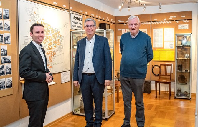 Beim Besuch in Nussdorf steht für Landrat Dietmar Allgaier (Mitte) und Bürgermeister Carsten Willing (links) auch ein Besuch der Ausstellung „Zerstörung und Wiederaufbau von Nussdorf in den Jahren 1945-1954“ mit Erwin Gayer (rechts) auf dem Programm. <span class='image-autor'>Foto: LL</span>