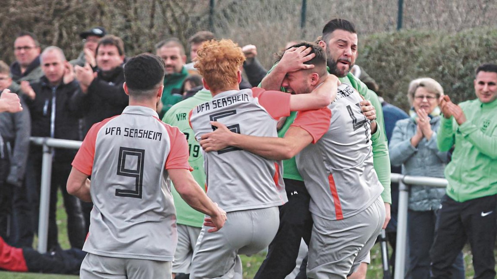 VfR-Trainer Francesco Antonaci (von rechts) feiert mit Torschütze Urim Ismajli, Fabian Antoni sowie Hakan Atalay den Treffer zum 1:0. Foto: Nachreiner