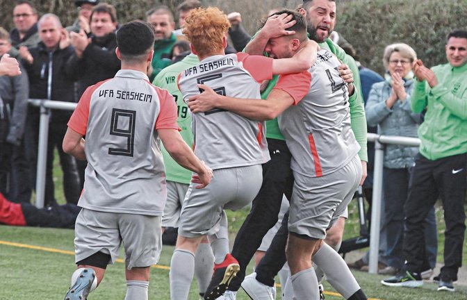 VfR-Trainer Francesco Antonaci (von rechts) feiert mit Torschütze Urim Ismajli, Fabian Antoni sowie Hakan Atalay den Treffer zum 1:0. Foto: Nachreiner