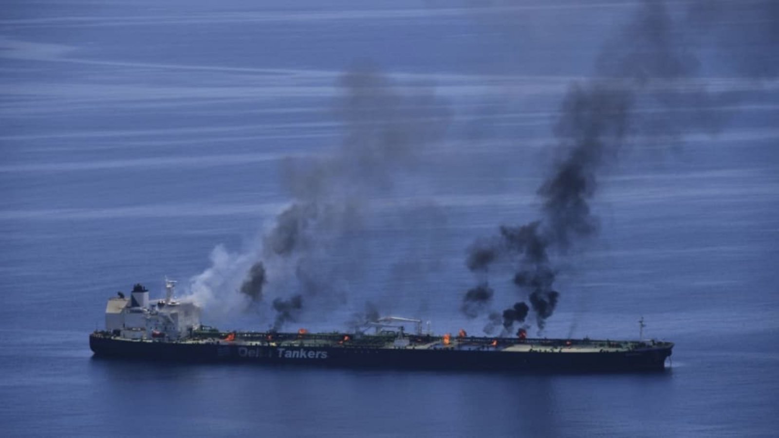 Sieht es im Roten Meer bald wieder so aus? So wie hier im Jahr 2024 haben die jemenitischen Huthi-Rebellen erneut Tanker angegriffen. Wird die Meerenge Bab al-Mandab zur zweiten Straße von Hormus – mit allen Auswirkungen auf die Weltwirtschaft?European Union's Operation Aspides/dpa Sieht es im Roten Meer bald wieder so aus? So wie hier im Jahr 2024 haben die jemenitischen Huthi-Rebellen erneut Tanker angegriffen. Wird die Meerenge Bab al-Mandab zur zweiten Straße von Hormus – mit allen Auswirkungen auf die Weltwirtschaft?European Union's Operation Aspides/dpa