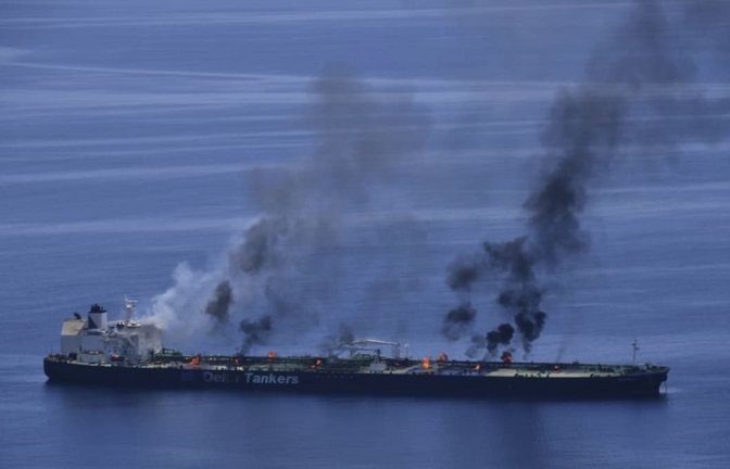 Sieht es im Roten Meer bald wieder so aus? So wie hier im Jahr 2024 haben die jemenitischen Huthi-Rebellen erneut Tanker angegriffen. Wird die Meerenge Bab al-Mandab zur zweiten Straße von Hormus&nbsp;– mit allen Auswirkungen auf die Weltwirtschaft?<span class='image-autor'>European Union's Operation Aspides/dpa</span>