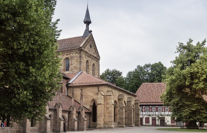 Dem mittelalterlichen Baubetrieb in Kloster Maulbronn widmet sich die besondere Führung „Erzählende Steine“ am Sonntag (27. März) um 14.30 Uhr. Bei dem Rundgang erfahren die Besucher mehr über die Abläufe und die Arbeitsweise in der mittelalterlichen Bauhütte. Eine Anmeldung für die Veranstaltung unter Telefon 0 62 21/ 65 88 815 ist erforderlich. Aus Frankreich kamen die Zisterzienser und mit ihnen die Gotik. Die ersten Bauten des neuen Baustils auf deutschem Boden entstanden im Zisterzienserkloster Maulbronn. Die Bauhütten mit ihrer durchdachten Organisation machten die Meisterwerke möglich. Eine Klosterkirche oder eine Klausur von der Dimension, wie sie in Maulbronn realisiert wurde, waren nicht nur für mittelalterliche Verhältnisse Großbaustellen. Über die Organisation einer solchen Baustelle erfahren die Gäste bei diesem zweistündigen Rundgang. Viele Antworten lassen sich heute noch aus den Spuren auf den Wänden der Klausur ablesen: Es sind „erzählende Steine“. <span class='image-autor'>Foto: SSG</span>