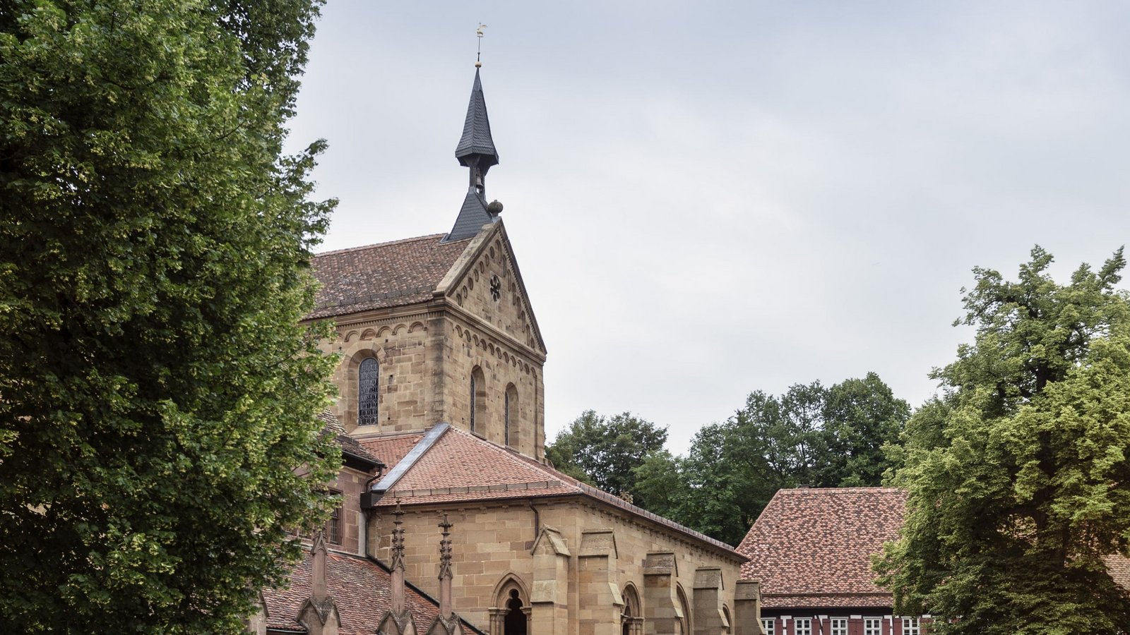 Dem mittelalterlichen Baubetrieb in Kloster Maulbronn widmet sich die besondere Führung „Erzählende Steine“ am Sonntag (27. März) um 14.30 Uhr. Bei dem Rundgang erfahren die Besucher mehr über die Abläufe und die Arbeitsweise in der mittelalterlichen Bauhütte. Eine Anmeldung für die Veranstaltung unter Telefon 0 62 21/ 65 88 815 ist erforderlich. Aus Frankreich kamen die Zisterzienser und mit ihnen die Gotik. Die ersten Bauten des neuen Baustils auf deutschem Boden entstanden im Zisterzienserkloster Maulbronn. Die Bauhütten mit ihrer durchdachten Organisation machten die Meisterwerke möglich. Eine Klosterkirche oder eine Klausur von der Dimension, wie sie in Maulbronn realisiert wurde, waren nicht nur für mittelalterliche Verhältnisse Großbaustellen. Über die Organisation einer solchen Baustelle erfahren die Gäste bei diesem zweistündigen Rundgang. Viele Antworten lassen sich heute noch aus den Spuren auf den Wänden der Klausur ablesen: Es sind „erzählende Steine“. Foto: SSG Dem mittelalterlichen Baubetrieb in Kloster Maulbronn widmet sich die besondere Führung „Erzählende Steine“ am Sonntag (27. März) um 14.30 Uhr. Bei dem Rundgang erfahren die Besucher mehr über die Abläufe und die Arbeitsweise in der mittelalterlichen Bauhütte. Eine Anmeldung für die Veranstaltung unter Telefon 0 62 21/ 65 88 815 ist erforderlich. Aus Frankreich kamen die Zisterzienser und mit ihnen die Gotik. Die ersten Bauten des neuen Baustils auf deutschem Boden entstanden im Zisterzienserkloster Maulbronn. Die Bauhütten mit ihrer durchdachten Organisation machten die Meisterwerke möglich. Eine Klosterkirche oder eine Klausur von der Dimension, wie sie in Maulbronn realisiert wurde, waren nicht nur für mittelalterliche Verhältnisse Großbaustellen. Über die Organisation einer solchen Baustelle erfahren die Gäste bei diesem zweistündigen Rundgang. Viele Antworten lassen sich heute noch aus den Spuren auf den Wänden der Klausur ablesen: Es sind „erzählende Steine“. Foto: SSG